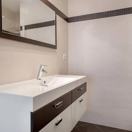 4 Adultes 2 Enfants - Acces Direct *